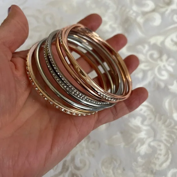 A set of sparkly circle bracelets - Picture 5 of 6